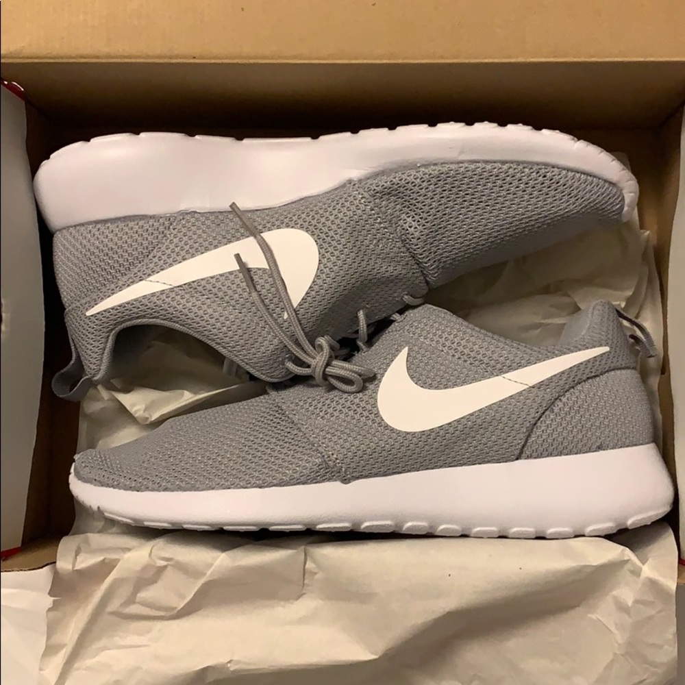👟🤍 New! Nike Roshe Ones